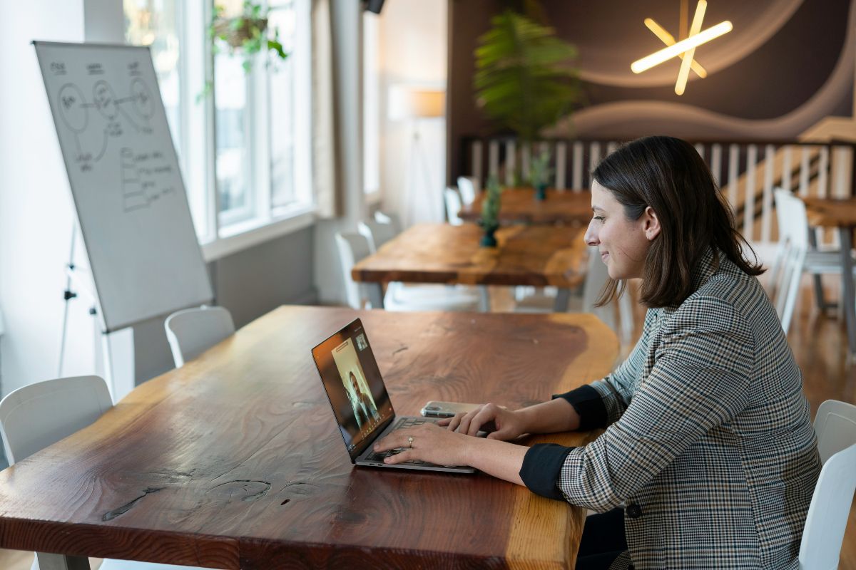 Seed Talent For Cannabis Brands & Retailers: An image of a virtual training session taking place through video conferencing software or an online learning platform.